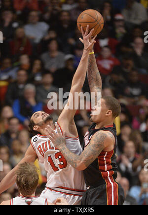 Chicago Bulls Zentrum Joakim Noah (L) blockiert die Aufnahme der Miami Heat, Michael Beasley im vierten Quartal in der vereinigten Mitte in Chicago am 9. März 2014. Die Bullen besiegten die Hitze 95-88 in den überstunden. UPI/Brian Kersey Stockfoto
