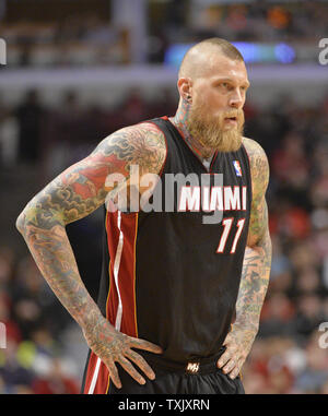 Miami Heat vorwärts Chris Andersen steht auf Th bei einem Timeout im ersten Quartal in der vereinigten Mitte in Chicago am 9. März 2014. Die Bullen besiegten die Hitze 95-88 in den überstunden. UPI/Brian Kersey Stockfoto