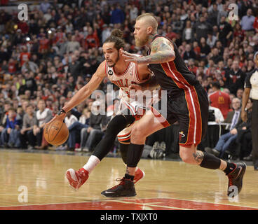 Chicago Bulls Zentrum Joakim Noah (L) Laufwerke als Miami Heat vorwärts Chris Andersen verteidigt im vierten Quartal in der vereinigten Mitte in Chicago am 9. März 2014. Die Bullen besiegten die Hitze 95-88 in den überstunden. UPI/Brian Kersey Stockfoto