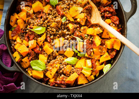 Kürbis mit Linsen, sonnengetrocknete Tomaten und Basilikum Stockfoto