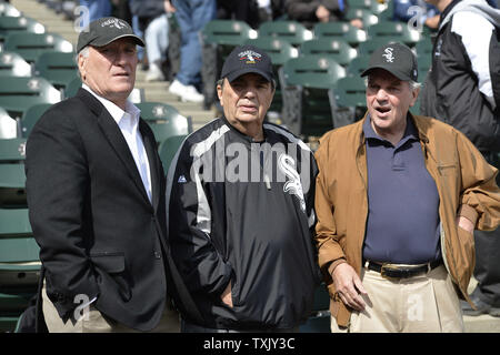 Der ehemalige Bürgermeister von Chicago Richard M. Daley (R-L) steht mit seiner Brüder John, ein Koch Landrat und Bill, der ehemalige Chef des Stabes für die Obama Administration, vor der Eröffnung Tag Spiel zwischen den Chicago White Sox und die Minnesota Twins im U.S. Cellular Field am 31. März 2014 in Chicago. UPI/Brian Kersey Stockfoto