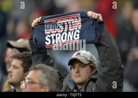 Ein Fan hält ein Boston Starke T-Shirt in einem Moment der Stille, die Ehrung der Opfer des Boston Marathon im letzten Jahr Bombardierung, bevor die Boston Red Sox Spiel gegen die Chicago White Sox an U.S. Cellular Field am 15. April 2014 in Chicago. UPI/Brian Kersey Stockfoto