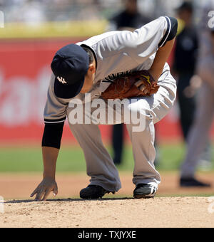 New York Yankees Krug Masahiro Tanaka berührt den Damm vor dem Spiel gegen die Chicago White Sox an U.S. Cellular Field am 25 Mai, 2014 in Chicago. UPI/Brian Kersey Stockfoto