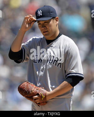 New York Yankees Krug Masahiro Tanakatouches seinen Hut im ersten Inning gegen die Chicago White Sox an U.S. Cellular Field am 25. Mai in Chicago 2014. UPI/Brian Kersey Stockfoto