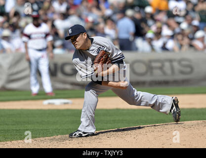 New York Yankees Krug Masahiro Tanaka liefert eine Tonhöhe während des sechsten Inning gegen die Chicago White Sox an U.S. Cellular Field am 25. Mai in Chicago 2014. Die Yankees besiegten die White Sox 7-1. UPI/Brian Kersey Stockfoto
