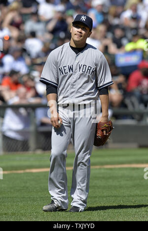 New York Yankees Krug Masahiro Tanaka steht auf dem Feld während der sechsten Inning gegen die Chicago White Sox an U.S. Cellular Field am 25. Mai in Chicago 2014. Die Yankees besiegten die White Sox 7-1. UPI/Brian Kersey Stockfoto