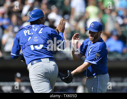 Kansas City Royals catcher Salvador Perez (L) und Relief pitcher Greg Holland feiern ihre über den Chicago White Sox an U.S. Cellular Field win am 23. Juli in Chicago 2014. Die Royals besiegten die White Sox 2-1. UPI/Brian Kersey Stockfoto