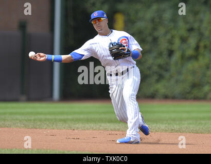 Chicago Cubs shortstop Javier Baez wirft die erste Basis Baltimore Orioles "Adam Jones nach seinem Boden Kugel fielding im vierten Inning am Wrigley Field am 22. August in den Ruhestand, 2014 in Chicago. UPI/Brian Kersey Stockfoto