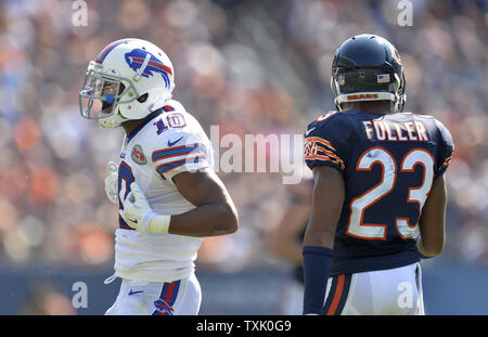 Buffalo Bills wide receiver Robert Woods (L) reagiert nach einem 25-Yard-Empfang wie Chicago Bears cornerback Kyle Fuller auf das Feld während des vierten Quartals steht an Soldier Field am 7. September 2014 in Chicago. Die Rechnungen besiegt die Bären 23-20 in den überstunden. UPI/Brian Kersey Stockfoto