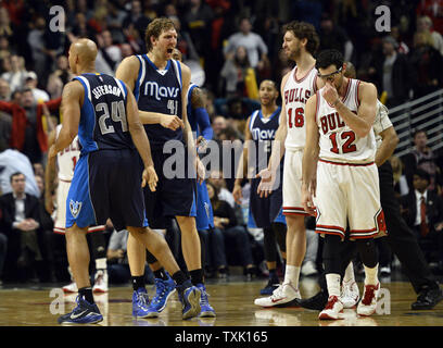 Dallas Mavericks freuen Richard Jefferson (L) und Dirk Nowitzki (C) reagieren, nach Chicago Bulls guard Kirk Hinrich (R) verschmutzte Schutz Monta Ellis, während er versucht, einen 3-shot mit Sekunden im vierten Quartal in der vereinigten Mitte links wurde am 2. Dezember in Chicago 2014. Ellis gemacht alle drei Freiwürfe das Spiel in überstunden zu senden. Die Mavericks besiegte die Stiere 132-129 in doppelte überstunden. UPI/Brian Kersey Stockfoto