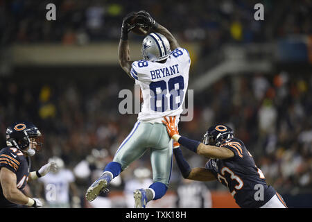 Dallas Cowboys wide receiver Dez Bryant (C) ziehen in eine 43-Yard-Pass als Chicago Bears cornerback Kyle Fuller verteidigt im dritten Quartal mit dem Soldier Field am 4. Dezember in Chicago 2014. UPI/Brian Kersey Stockfoto