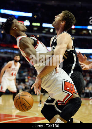 Chicago Bulls guard Jimmy Butler (L) fouls Brooklyn Nets Zentrum Brook Lopez im vierten Quartal in der vereinigten Mitte am 30. Dezember in Chicago 2014. Die Nets besiegt die Stiere 96-82. UPI/Brian Kersey Stockfoto