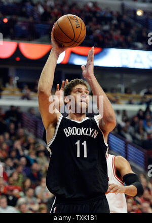 Brooklyn Nets Zentrum Brook Lopez schießt im vierten Quartal gegen die Chicago Bulls in der vereinigten Mitte am 30. Dezember in Chicago 2014. Die Nets besiegt die Stiere 96-82. UPI/Brian Kersey Stockfoto