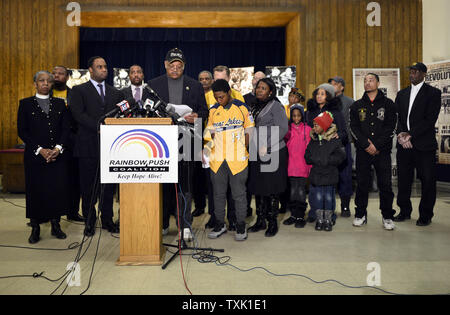 Reverend Jesse Jackson (C) steht mit Jackie Robinson West Little leaguer Brandon Grün und anderen Mitgliedern der Familie der Spieler während einer Pressekonferenz in Betrieb drücken Sie Sitz am 11. Februar in Chicago 2015. Little League Baseball verkündete Mittwoch, Jackie Robinson West eine gefälschte Grenzkarte verwendet, Spieler aus anderen Bezirken zu behaupten und müssen Gewinne aus der 2014 Little League Baseball International Turnier Räumen, einschließlich der Großen Seen Regionale und United States Meisterschaften. Jackson und Pfr. Michael Pfleger behauptete, dass Jackie Robinson Westen ungleiche Kontrolle konfrontiert als die einzige Stockfoto