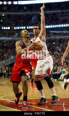 Washington Wizards guard Ramon Sessions (L) an der Chicago Bulls guard Kirk Hinrich im zweiten Quartal in der vereinigten Mitte in Chicago am 3. März 2015. Foto von Brian Kersey/UPI Stockfoto