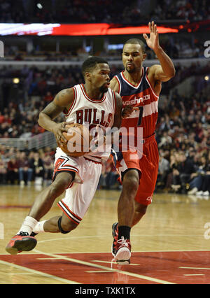 Chicago Bulls Schutz Aaron Brooks (L) Laufwerke auf Washington Wizards guard Ramon Sitzungen im vierten Quartal in der vereinigten Mitte in Chicago am 3. März 2015. Die Bullen besiegten die Wizards 97-92. Foto von Brian Kersey/UPI Stockfoto