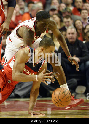 Chicago Bulls vorwärts Tony Snell (L) und Washington Wizards guard Ramon Sessions gehen für eine lose Kugel während des vierten Quartals in der vereinigten Mitte in Chicago am 3. März 2015. Die Bullen besiegten die Wizards 97-92. Foto von Brian Kersey/UPI Stockfoto