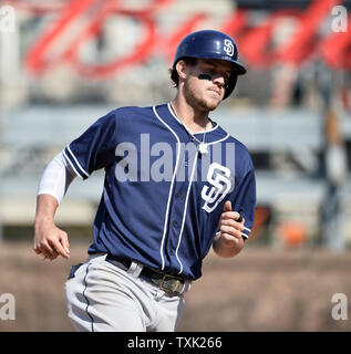 San Diego Padres'Wil Myers runden die Grundlagen schlagen Sie ein drei-run Home Run zählenden Alexi Amarista und Jedd Gyorko während des siebten Inning gegen die Chicago Cubs am Wrigley Field am 17. April in Chicago 2015. Foto von Brian Kersey/UPI Stockfoto