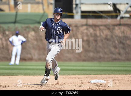 San Diego Padres'Wil Myers runden die Grundlagen schlagen Sie ein drei-run Home Run zählenden Alexi Amarista und Jedd Gyorko während des siebten Inning gegen die Chicago Cubs am Wrigley Field am 17. April in Chicago 2015. Foto von Brian Kersey/UPI Stockfoto