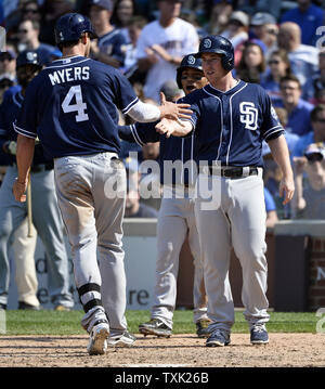 San Diego Padres' Jedd Gyorko (R) und Alexi Amarista (C) Grüße Mannschaftskamerad Wil Myers At Home Plate nach Myers drei - lassen Sie das Haus laufen, Scoring und Gyorko Amarista während des siebten Inning gegen die Chicago Cubs am Wrigley Field am 17. April 2015 in Chicago getroffen. Foto von Brian Kersey/UPI Stockfoto