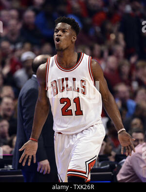 Chicago Bulls guard Jimmy Butler reagiert, nachdem er im ersten Quartal von Spiel 1 der ersten Runde der NBA-Playoffs gegen die Milwaukee Bucks in der vereinigten Mitte am 18. April 2015 in Chicago. Foto von Brian Kersey/UPI Stockfoto