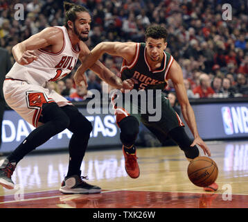 Milwaukee Bucks guard Michael Carter-Williams (R) Laufwerke auf Chicago Bulls Zentrum Joakim Noah im ersten Quartal von Spiel 1 der ersten Runde der NBA-Playoffs in der vereinigten Mitte am 18. April 2015 in Chicago. Foto von Brian Kersey/UPI Stockfoto