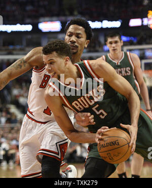 Milwaukee Bucks guard Michael Carter-Williams (R) Laufwerke auf Chicago Bulls guard Derrick Rose im zweiten Quartal von Spiel 1 der ersten Runde der NBA-Playoffs in der vereinigten Mitte am 18. April 2015 in Chicago. Foto von Brian Kersey/UPI Stockfoto