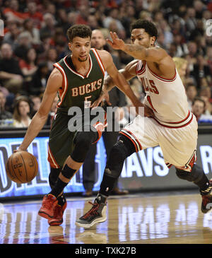 Milwaukee Bucks guard Michael Carter-Williams (L) Laufwerke auf Chicago Bulls guard Derrick Rose im zweiten Quartal von Spiel 1 der ersten Runde der NBA-Playoffs in der vereinigten Mitte am 18. April 2015 in Chicago. Foto von Brian Kersey/UPI Stockfoto