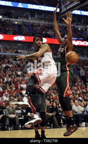 Chicago Bulls guard Derrick Rose (L) passt den Ball um Milwaukee Bucks vorwärts Giannis Antetokounmpo von Spiel 1 der ersten Runde der NBA-Playoffs in der vereinigten Mitte am 18. April 2015 in Chicago. Die Stiere besiegt die Böcke 103-91 und die besten sieben Reihen 1-0 führen. Foto von Brian Kersey/UPI Stockfoto