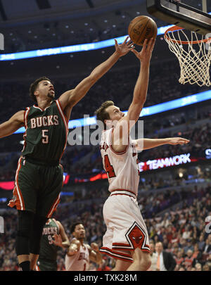 Milwaukee Bucks guard Michael Carter-Williams (L) blockiert die Aufnahme der Chicago Bulls forward Mike Dunleavy während des ersten Viertels von Spiel 2 der ersten Runde der NBA-Playoffs in der vereinigten Mitte am 20. April in Chicago 2015. Foto von Brian Kersey/UPI Stockfoto