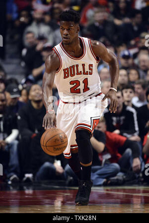 Chicago Bulls guard Jimmy Butler nimmt den Ball auf, das Gericht im ersten Quartal Spiel 2 der ersten Runde der NBA-Playoffs gegen die Milwaukee Bucks in der vereinigten Mitte am 20. April 2015 in Chicago. Foto von Brian Kersey/UPI Stockfoto