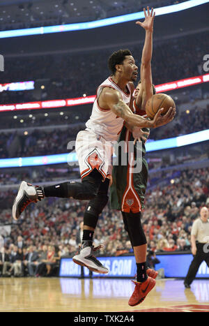 Chicago Bulls guard Derrick Rose (L) Laufwerke auf Milwaukee Bucks guard Michael Carter-Williams im ersten Quartal Spiel 5 der ersten Runde der NBA-Playoffs in der vereinigten Mitte am 27. April 2015 in Chicago. Foto von Brian Kersey/UPI Stockfoto