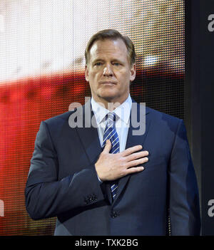 NFL Beauftragter Roger Goodell steht für das Singen der Nationalhymne vor Beginn der ersten Runde der NFL Draft am 30. April in Chicago 2015. Foto von Brian Kersey/UPI Stockfoto