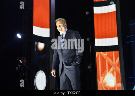 NFL Beauftragter Roger Goodell auf der Bühne steht, während der ersten Runde der NFL Draft am 30. April in Chicago 2015. Foto von Brian Kersey/UPI Stockfoto