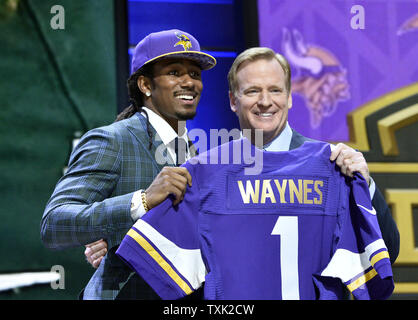 Die Michigan State Trae Waynes (L) steht mit NFL Beauftragter Roger Goodell, nachdem er 11 insgesamt von den Minnesota Vikings in der ersten Runde der NFL Draft ausgewählt wurde am 30. April 2015 in Chicago. Foto von Brian Kersey/UPI Stockfoto