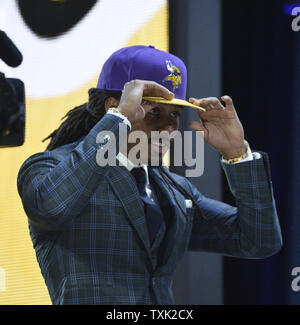 Die Michigan State Trae Waynes geht raus auf die Bühne, nachdem er 11 insgesamt von den Minnesota Vikings in der ersten Runde der NFL Draft ausgewählt wurde am 30. April 2015 in Chicago. Foto von Brian Kersey/UPI Stockfoto