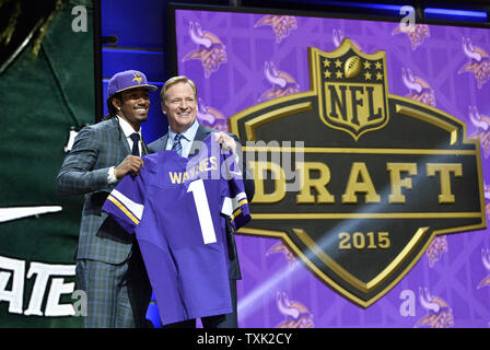 Die Michigan State Trae Waynes (L) steht mit NFL Beauftragter Roger Goodell, nachdem er 11 insgesamt von den Minnesota Vikings in der ersten Runde der NFL Draft ausgewählt wurde am 30. April 2015 in Chicago. Foto von Brian Kersey/UPI Stockfoto