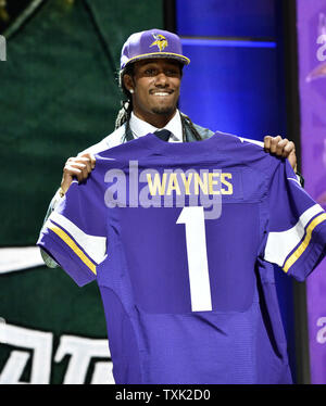 Die Michigan State Trae Waynes hält seine Jersey, nachdem er 11 insgesamt von den Minnesota Vikings in der ersten Runde der NFL Draft ausgewählt wurde am 30. April 2015 in Chicago. Foto von Brian Kersey/UPI Stockfoto