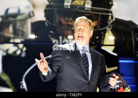 NFL Beauftragter Roger Goodell steht auf der Bühne während der ersten Runde der NFL Draft am 30. April in Chicago 2015. Foto von Brian Kersey/UPI Stockfoto