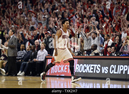 Chicago Bulls guard Derrick Rose läuft zurück in seine Bank, nachdem er einen letzten - zweite 3-Punkt schoß die Cleveland Cavaliers in Spiel 3 der Eastern Conference Halbfinale der NBA Endspiele in der vereinigten Mitte am 8. Mai 2015 zu besiegen, in Chicago. Die Bullen besiegten die Kavaliere 99-96 und die besten sieben Reihe 2-1 führen. Foto von Brian Kersey/UPI Stockfoto