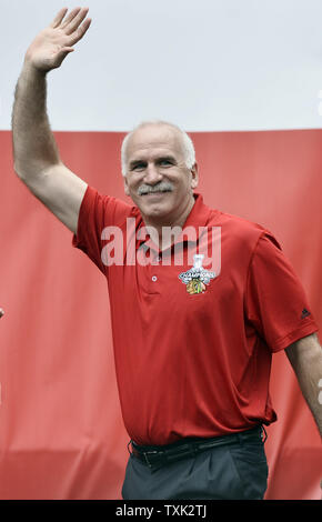 Chicago Blackhawks Haupttrainer Joel Quenneville Wellen zu Fans auf einer Kundgebung des Teams Stanley Cup Sieg an Soldier Field am 18. Juni in Chicago 2015 zu feiern. Die Blackhawks besiegten die Tampa Bay Lightning 4-2 Spiele den Stanley Cup zu gewinnen. Foto von Brian Kersey/UPI Stockfoto