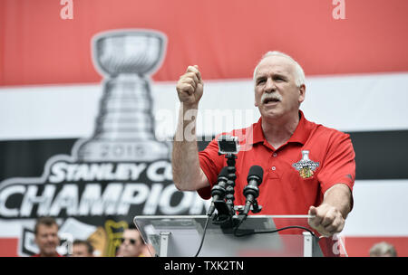 Chicago Blackhawks Haupttrainer Joel Quenneville spricht auf der Kundgebung des Teams Stanley Cup Sieg an Soldier Field am 18. Juni in Chicago 2015 zu feiern. Die Blackhawks besiegten die Tampa Bay Lightning 4-2 Spiele den Stanley Cup zu gewinnen. Foto von Brian Kersey/UPI Stockfoto