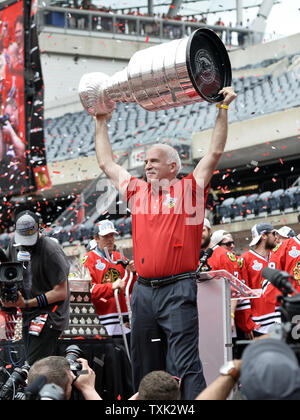 Chicago Blackhawks' Head Coach Joel Quenneville Hebezeuge der Stanley Cup auf der Kundgebung auf dem Soldier Field am 18. Juni 2015 in Chicago. Die Blackhawks besiegten die Tampa Bay Lightning 4-2 Spiele den Stanley Cup zu gewinnen. Foto von Brian Kersey/UPI Stockfoto