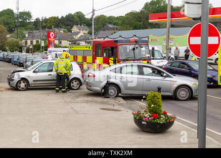 Skibbereen, West Cork, Irland, 25. Juni 2019, heute gab es zwei Car Crash außerhalb des Kreises K Garage auf der Market Street Skibbereen, die Strasse war für eine Weile blockiert, da die Feuerwehr und Krankenwagen die Szene besucht. Kredit aphperspective/Alamy leben Nachrichten Stockfoto