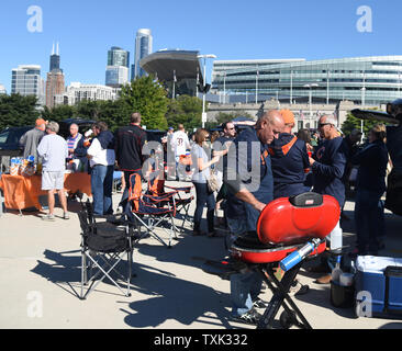 Fans Heckklappe, bevor Sie das Spiel zwischen den Chicago Bears und den Green Bay Packers am Soldat-feld am 13. September 2015 in Chicago. Foto von David Banken/UPI Stockfoto