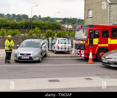 Skibbereen, West Cork, Irland, 25. Juni 2019, heute gab es zwei Car Crash außerhalb des Kreises K Garage auf der Market Street Skibbereen, die Strasse war für eine Weile blockiert, da die Feuerwehr und Krankenwagen die Szene besucht. Kredit aphperspective/Alamy leben Nachrichten Stockfoto