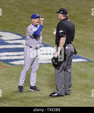 New York Mets Manager Terry Collins (L) argumentiert mit Home Plate Umpire Ted Barrett nach einem Treffer durch New York Mets" Wilmer Flores eine Grundregel Dugout während des sechsten Inning von Spiel 3 der National League Championship Series gegen die Chicago Cubs am Wrigley Field in Chicago regiert wurde am 20. Oktober 2015. Das Mets besiegten die Jungen 5-2 und die besten sieben Reihe 3-0 führen. Foto von Jim Prisching/UPI Stockfoto