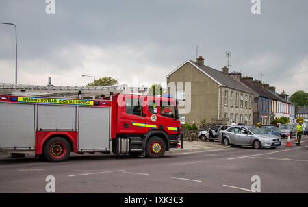 Skibbereen, West Cork, Irland, 25. Juni 2019, heute gab es zwei Car Crash außerhalb des Kreises K Garage auf der Market Street Skibbereen, die Strasse war für eine Weile blockiert, da die Feuerwehr und Krankenwagen die Szene besucht. Kredit aphperspective/Alamy leben Nachrichten Stockfoto