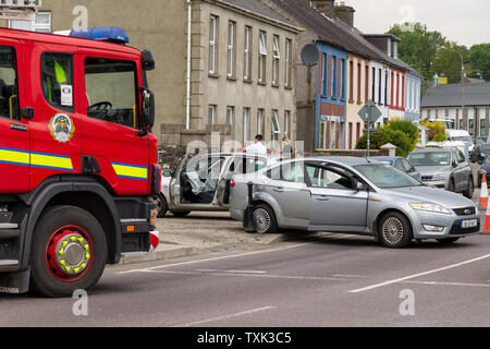 Skibbereen, West Cork, Irland, 25. Juni 2019, heute gab es zwei Car Crash außerhalb des Kreises K Garage auf der Market Street Skibbereen, die Strasse war für eine Weile blockiert, da die Feuerwehr und Krankenwagen die Szene besucht. Kredit aphperspective/Alamy leben Nachrichten Stockfoto