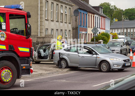 Skibbereen, West Cork, Irland, 25. Juni 2019, heute gab es zwei Car Crash außerhalb des Kreises K Garage auf der Market Street Skibbereen, die Strasse war für eine Weile blockiert, da die Feuerwehr und Krankenwagen die Szene besucht. Kredit aphperspective/Alamy leben Nachrichten Stockfoto